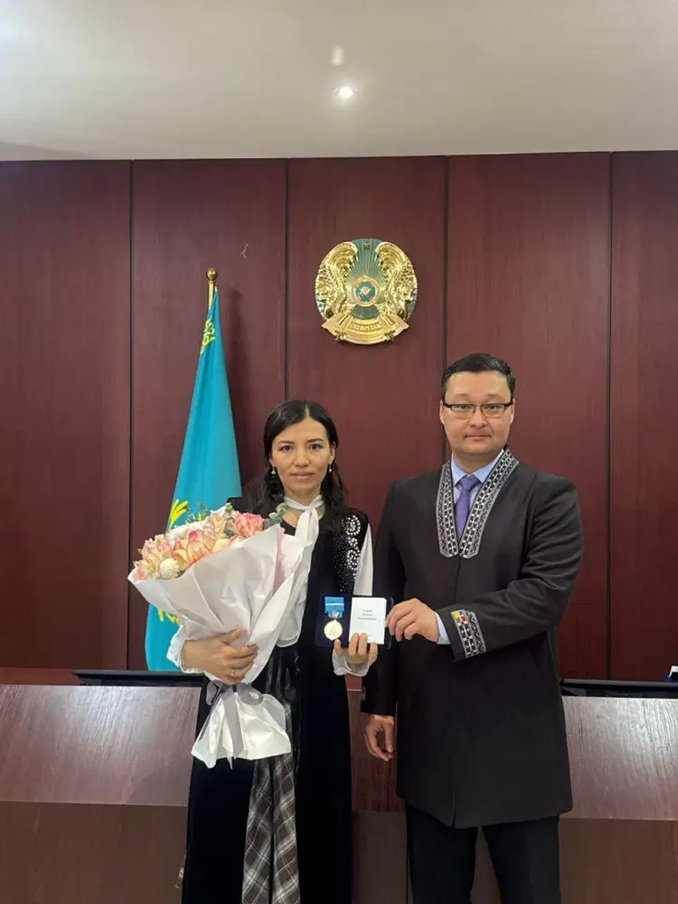 В Астане многодетным матерям вручили подвески «Алтын алқа» и «Күміс алқа» (3)