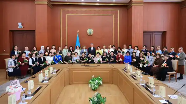 Ермаганбет Булекпаев поздравил женщин Карагандинской области с 8 Марта (4)