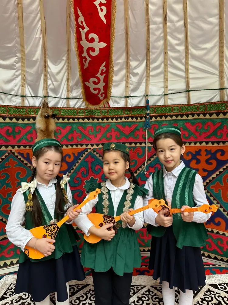 «Күй күмбірі»: школьники Астаны одновременно сыграли на домбре (6)