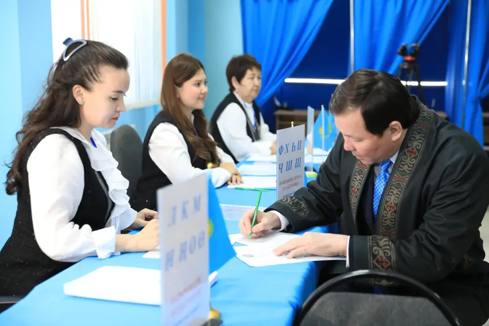 Аким Актюбинской области Асхат Шахаров проголосовал на референдуме (2)