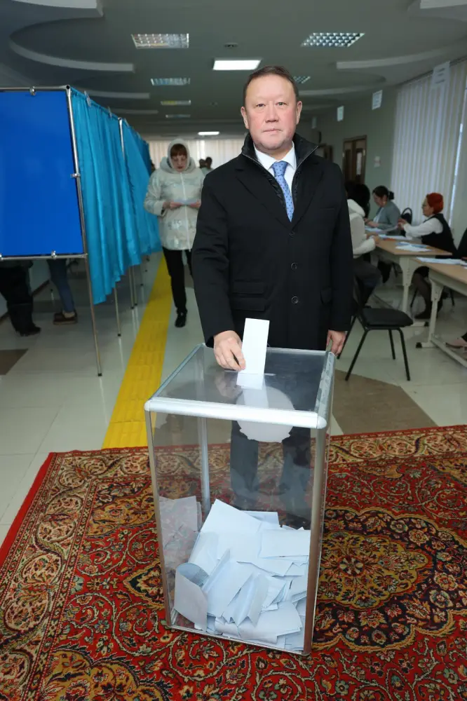 Аким Костанайской области проголосовал на референдуме (7)