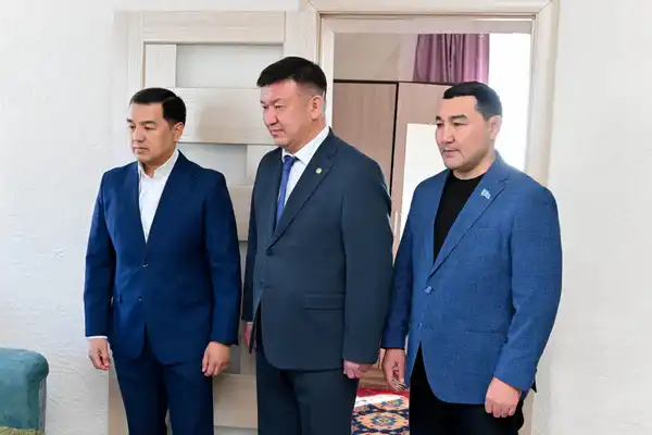 Аким области поздравил 104-летнюю труженицу тыла с праздником (6)