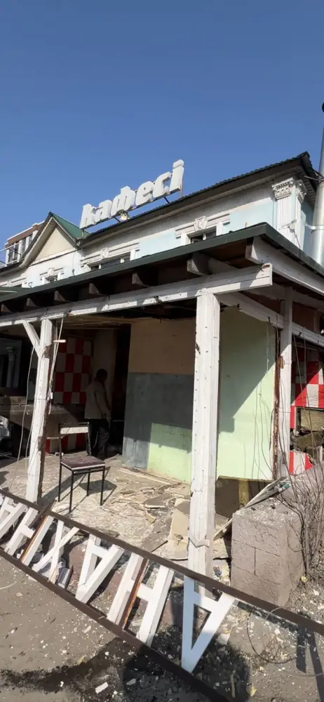 В Алматы сносят незаконное кафе (2)