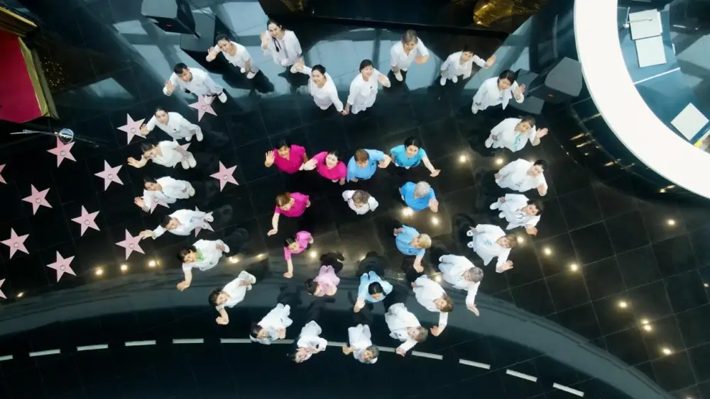 Столичные медики необычной акцией выразили поддержку новой Конституции (4)