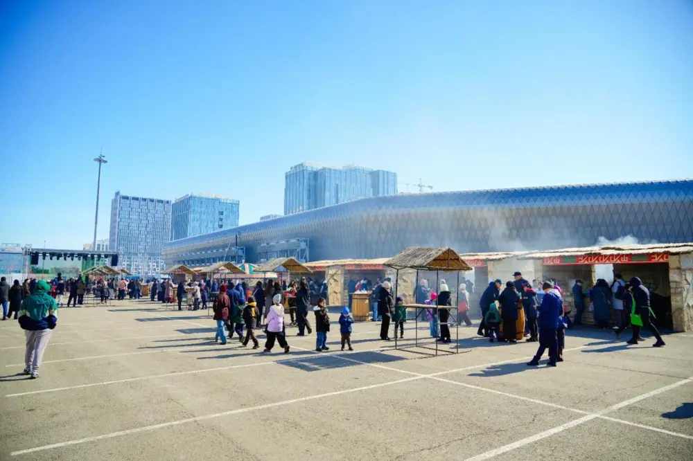 12-метровый LED-туннель заработал в Астане (5)