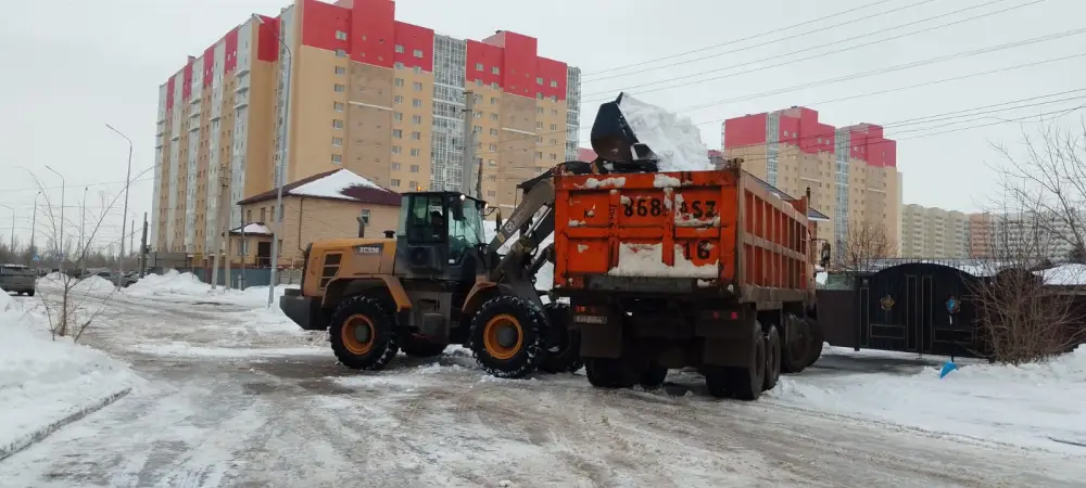 Тысячи дорожных рабочих вышли на снегоуборочные работы в Астане (9)