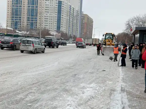 Около трех тысяч дорожных рабочих и более 1,6 тысячи единиц спецтехники задействовано в снегоуборочных работах в Астане (8)
