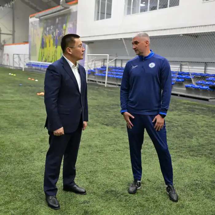 Аким области Асаин Байханов встретился с игроками и тренерским штабом ФК «Иртыш», поздравив команду с началом нового сезона в Премьер-лиге Казахстана (6)