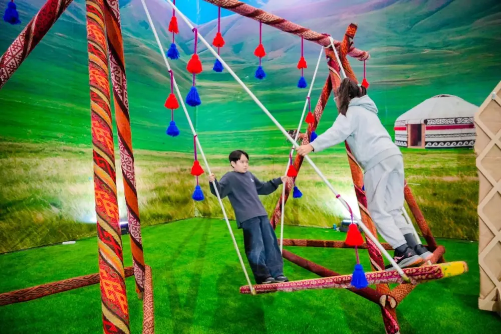 12-метровый LED-туннель заработал в Астане (3)