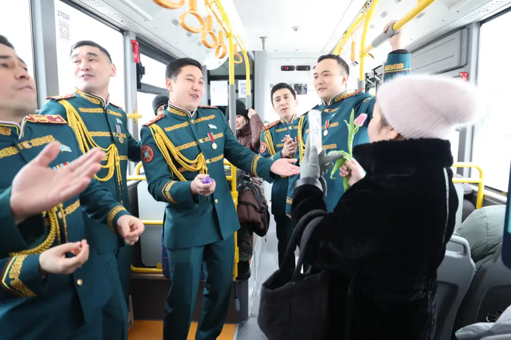 Песни и цветы в пути: легендарный мужской хор Нацгвардии поздравил женщин столицы (6)