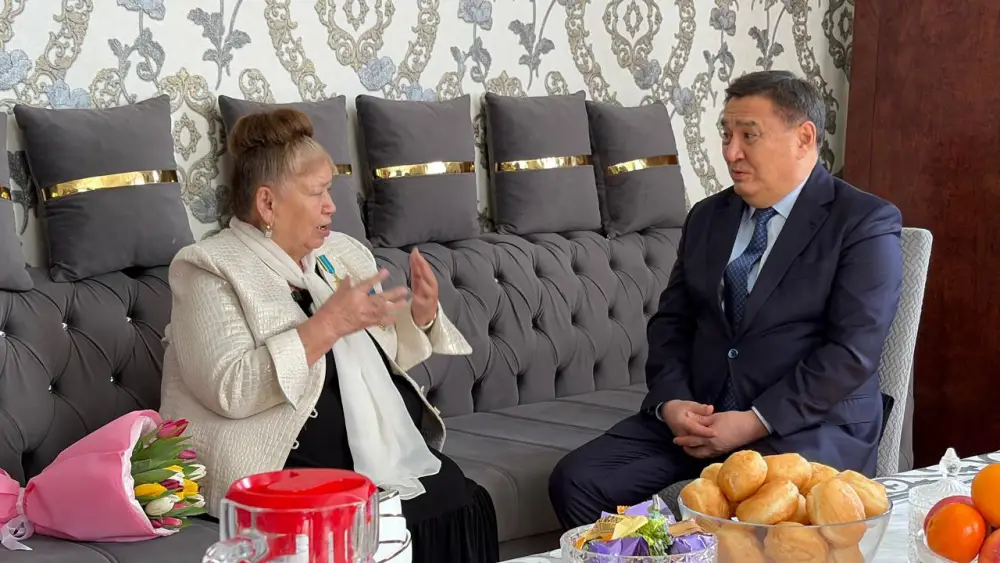 Аким Акмолинской области Марат Ахметжанов поздравил с 8 марта заслуженного учителя г. Косшы Майру Жетписову (2)