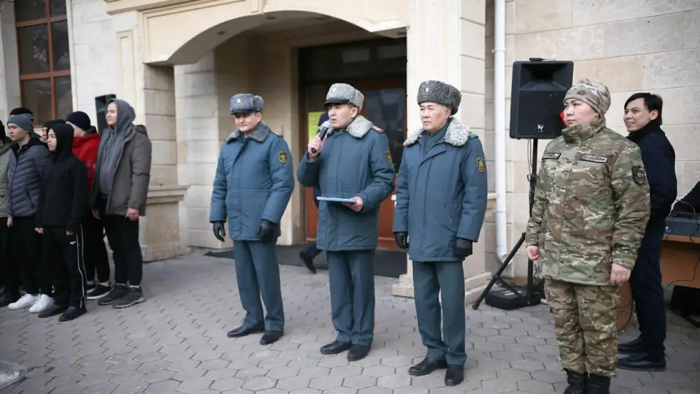 В Астане торжественно проводили первых новобранцев весеннего призыва на службу в армию (2)