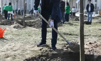 Алматы: акция по посадке деревьев на Наурыз