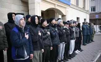 В Астане начался весенний призыв: 25 новобранцев отправились на службу в армию