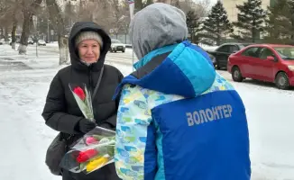 «Көктем шуағы»: Астанада еріктілер нәзікжандыларға гүл шоқтарын таратты