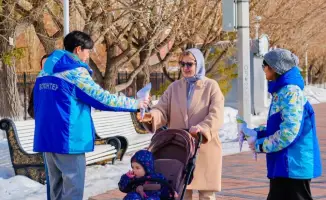 Социальная акция волонтеров: баурсак как символ единства и поддержки в Астане