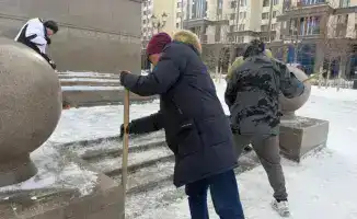 Уборка территории монумента «Қазақ еліне мың алғыс» в Астане завершена