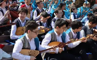 В Алматы 11 тысяч школьников участвуют во флешмобе "Домбыра үні"