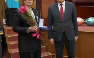 Министр труда вручил государственные награды женщинам в честь 8 Марта