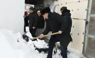 Молодежь Астаны вновь убрала снег во дворах пенсионеров перед Наурызом