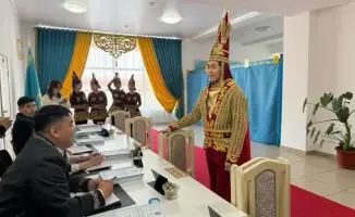 Есик: житель в костюме Золотого человека на референдуме