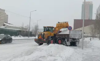 В Астане продолжается уборка снега: задействованы 1 791 единица техники и 2 973 дорожных рабочих
