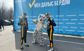 Костюм снежного барса на референдуме в Қонаеве