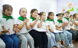 Дети сада «Өрлеу» активно участвуют в акции «Таза Қазақстан», ухаживая за растениями и сажая цветы.