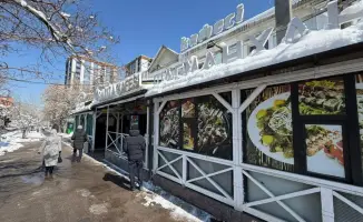 В Алматы начался снос незаконного кафе, построенного без разрешений