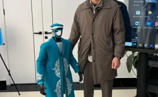 Робот в казахском костюме на референдуме в Алматинской области