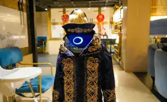 Внедрение робототехники в ресторанный бизнес: как национальная одежда и технологии меняют облик сервиса в Астане