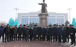 Церемония возложения цветов к памятнику Жамбылу Жабаеву прошла в Таразе