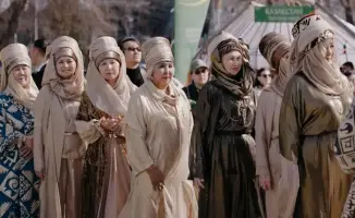 Модный показ национальной одежды в Алматы с участием бабушек старше 60 лет