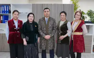 Сотрудники Туркестанской области поддержали праздник Наурыз, пришедши на работу в национальной одежде