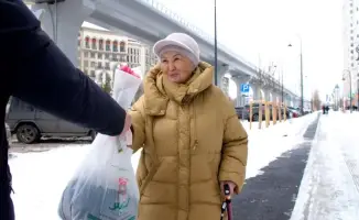 Цветы раздавали девушкам и женщинам в Астане