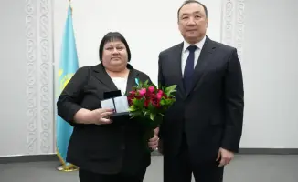 Награждение начальника ДЭУ-73 филиала ТОО «ҚАЖсервис» медалью «Ерен еңбегі үшін» подчеркивает важность вклада женщин в развитие дорожной отрасли.