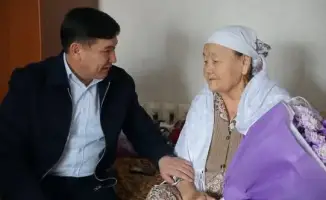 Аким района поздравил матерей с Международным женским днем в Ордабасе