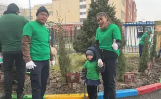 Дети и родители высадили деревья в Алматы в рамках экоинициативы «Таза Қазақстан»