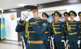 Наурызнама: Гвардейцы в уникальных формах с казахскими орнаментами на улицах города