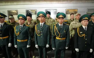 Возвращение солдат из службы: радость и эмоции на вокзале Астаны