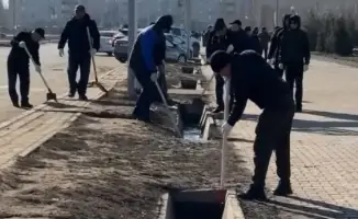Общественное участие жителей Уральска в весеннем субботнике для поддержания чистоты города