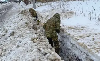 Военнослужащие в Уральске помогают в очистке арыков и каналов от снега для предотвращения паводков