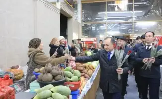 САРЫАГАШ: Аким района и председатель маслихата поздравили женщин с Международным женским днем