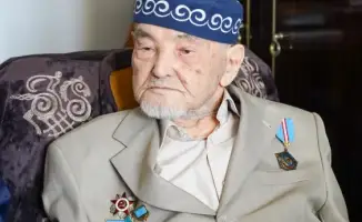 102-летний ветеран Курмат Рахимов проголосовал на выборах, демонстрируя патриотизм