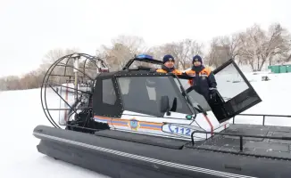 Успешные учения спасателей МЧС по спасению рыбака на льдине
