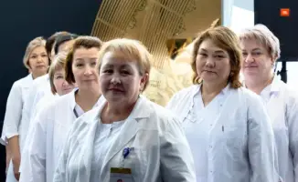 Медики Астаны выстраиваются в фигуры в поддержку новой Конституции Казахстана перед референдумом