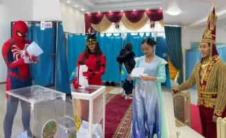 Неожиданные 'избиратели': Человек-паук, Леди Баг и Золотой человек на референдуме в Казахстане