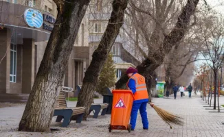 Невидимые герои города: как труд дворников в Алматы формирует общественное восприятие городской жизни