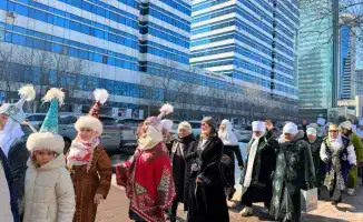 Шествие национальных костюмов в Астане