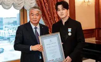 Награды ТЮРКСОЙ Димашу Кудайбергену и Самал Еслямовой за вклад в тюркскую культуру и кино